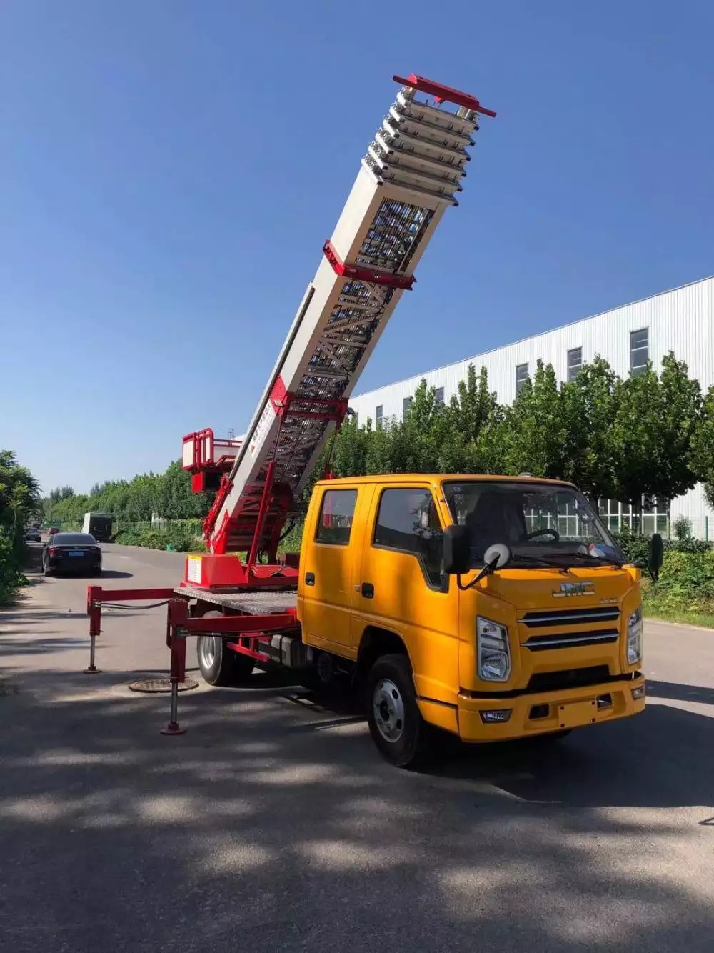 沈丘附近的云梯车出租服务：轻松解决高空作业需求